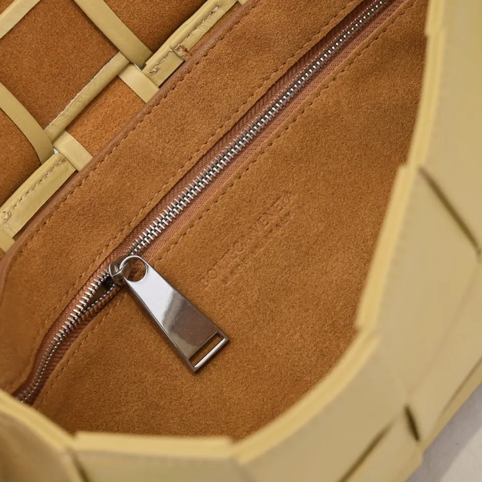 #B家 Rubik's cube woven bag has a simple triangular 🔻 design on the shoulder strap. It is officially introduced as a crossbody bag, but it can be used as a chest bag, a waist bag or in the hand. It feels great in the hand, and the shoulder strap can also be used as a belt. This design is relatively niche and not easy to hit! Men's bags are really popular these days. They are unisex and can also be used as couple's styles👩‍❤️‍💋‍👨. The shape is a classic lntrecciato woven design, with magnetic buckle, waxed calfskin + suede lining, showing classic elements, low-key without losing quality🧚🏻‍♀️ Size: 24x14x4cm 6712#